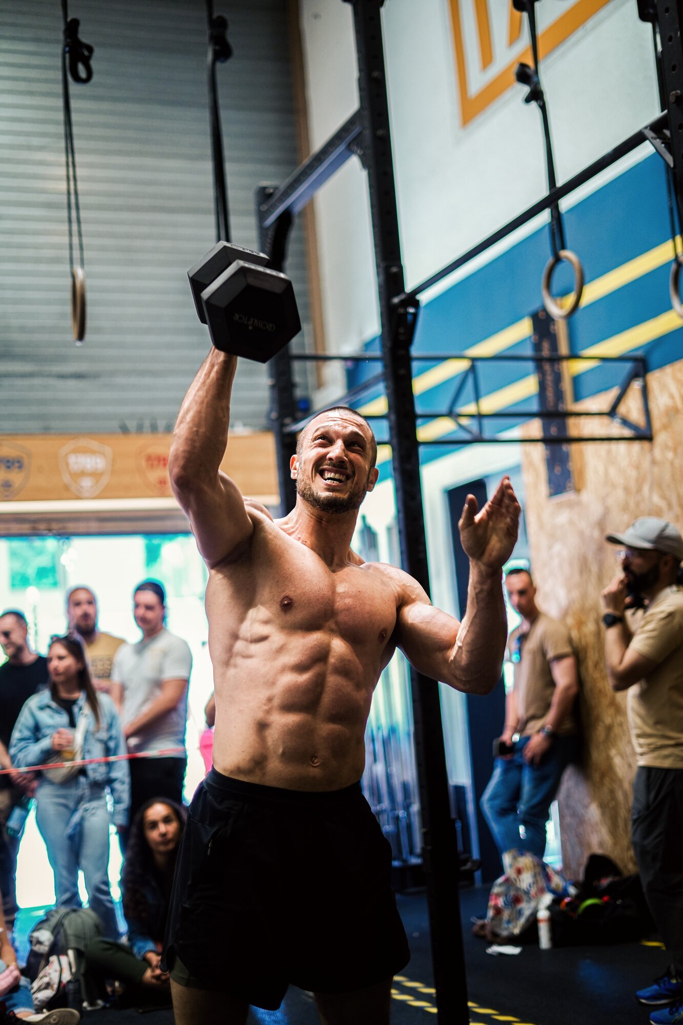 Pierre en compétition de CrossFit, développé haltère