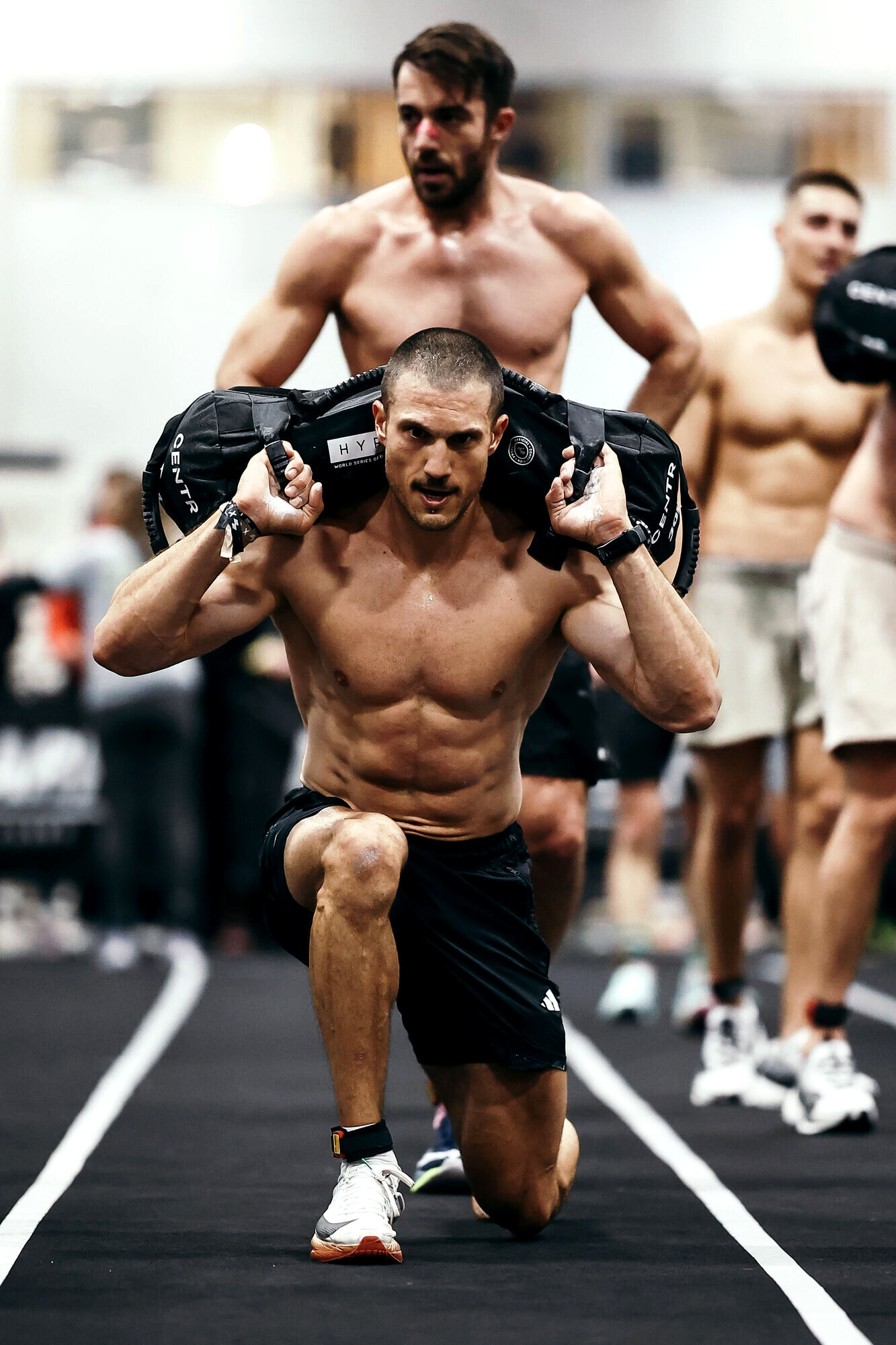 Pierre en compétition Hyrox, sandbag lunge