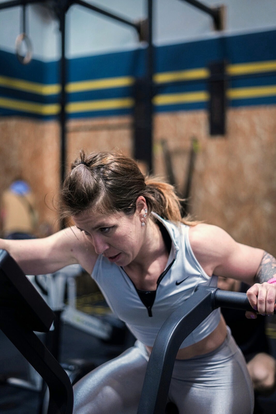 Nour au BikeErg en compétition Fitness Revo