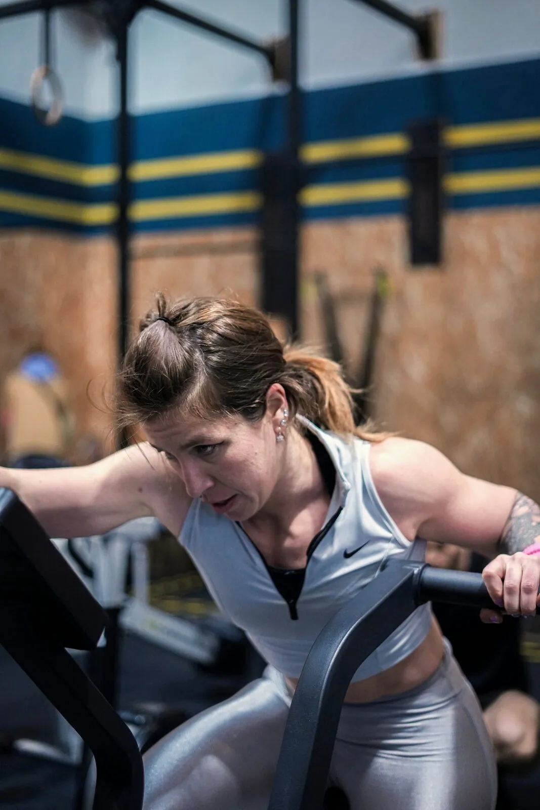 Nour au BikeErg en compétition Fitness Revo
