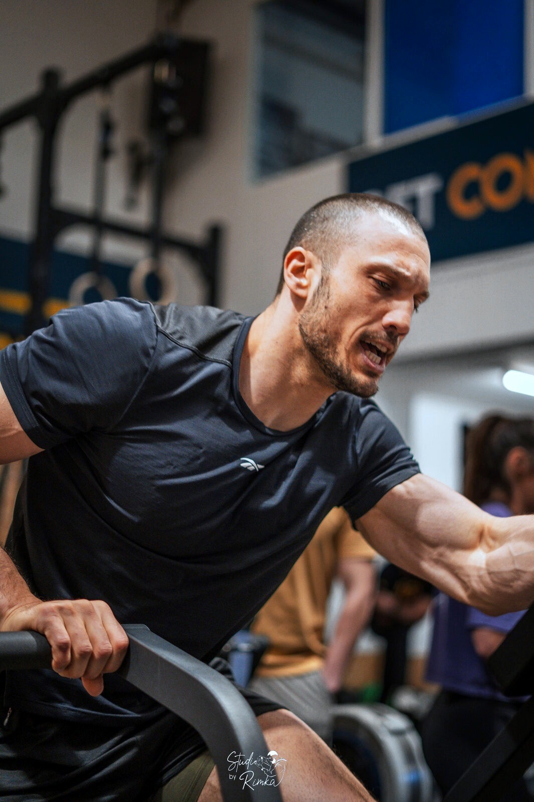 Rameur en compétition Fitness Revo
