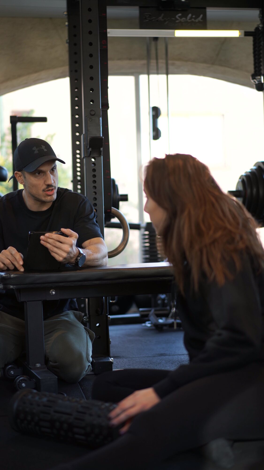 Pierre échange avec une cliente autour de sa programmation HYFIT