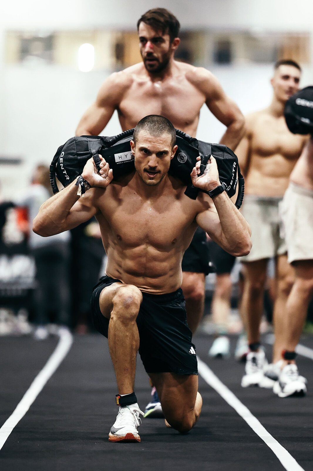 Sandbag lunge en compétition Hyrox Paris