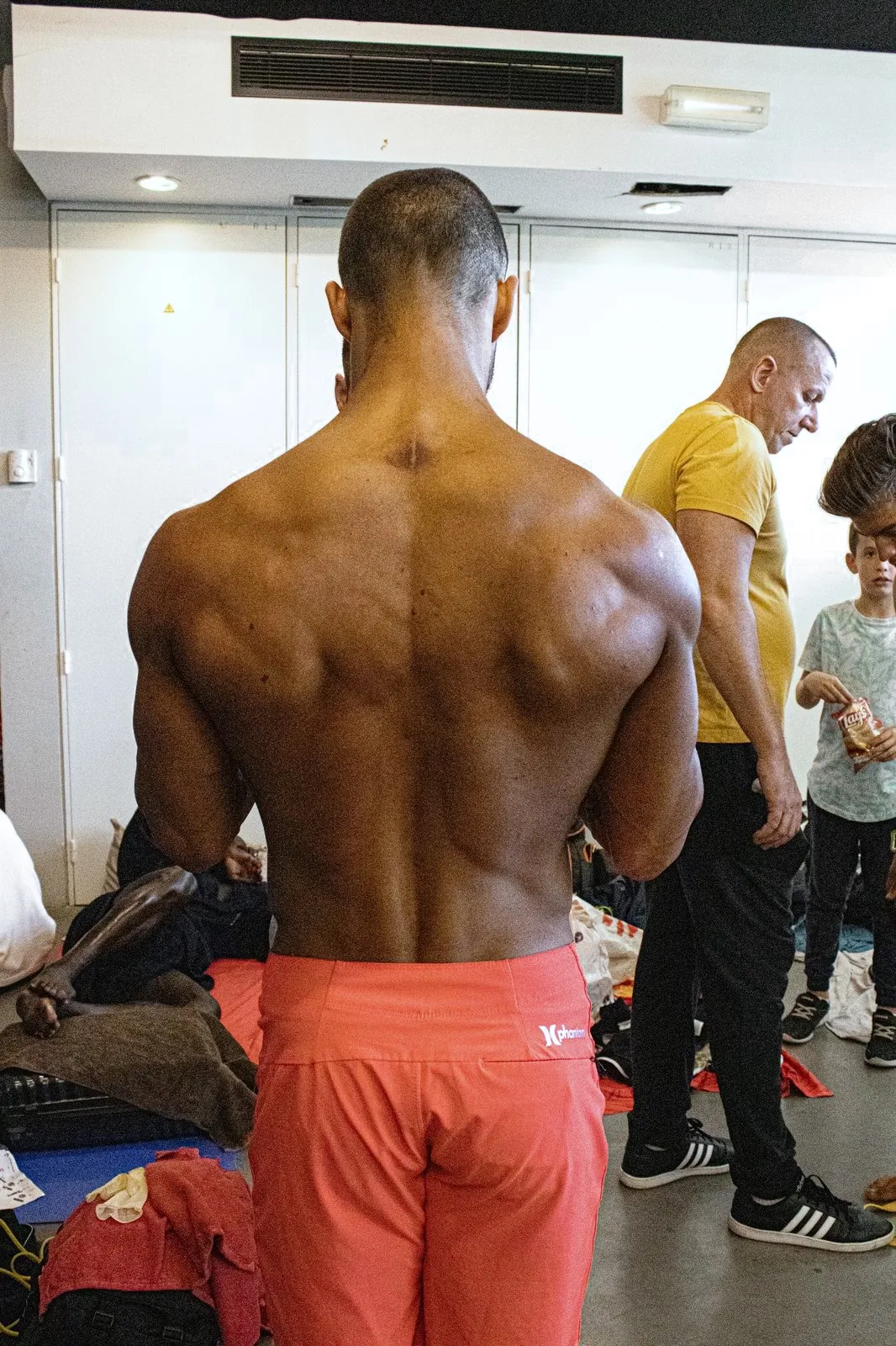 Préparation en backstage, dos et carrure de Pierre