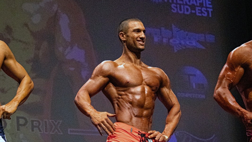 Pierre en pose sur scène lors de sa 2ème compétition de bodybuilding naturel