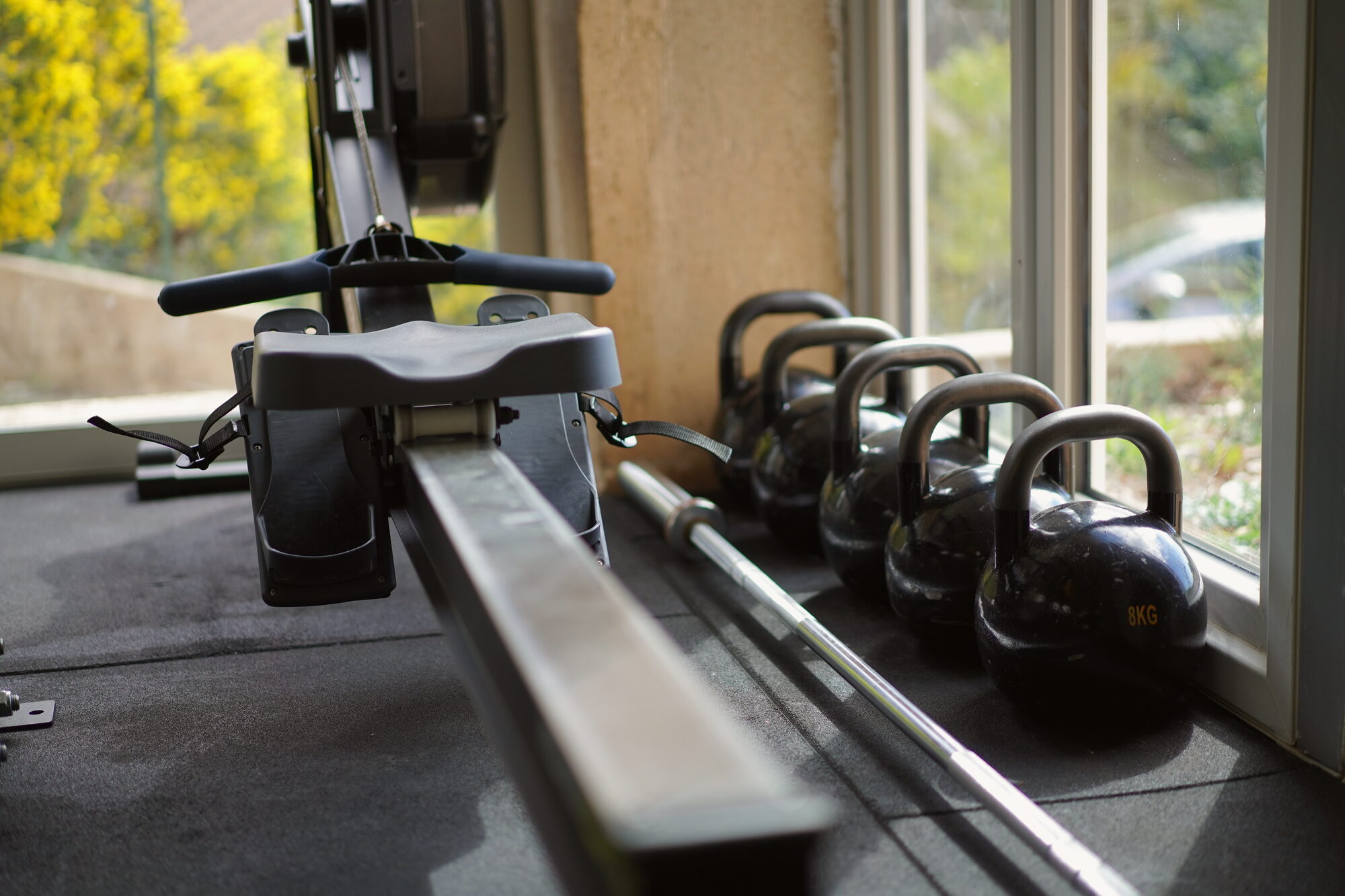 Kettlebells et rameur dans le studio