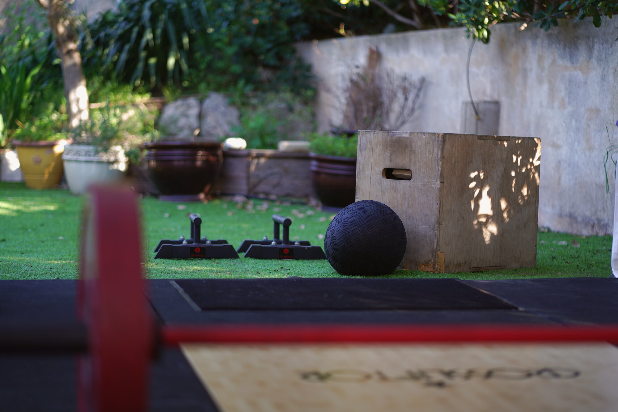 Espace extérieur du studio avec box de saut et médecine ball